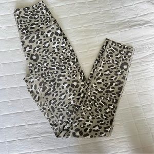 Offline By Aerie Gray Leopard Print Leggings Women Medium LONG 7/8 hi-rise
